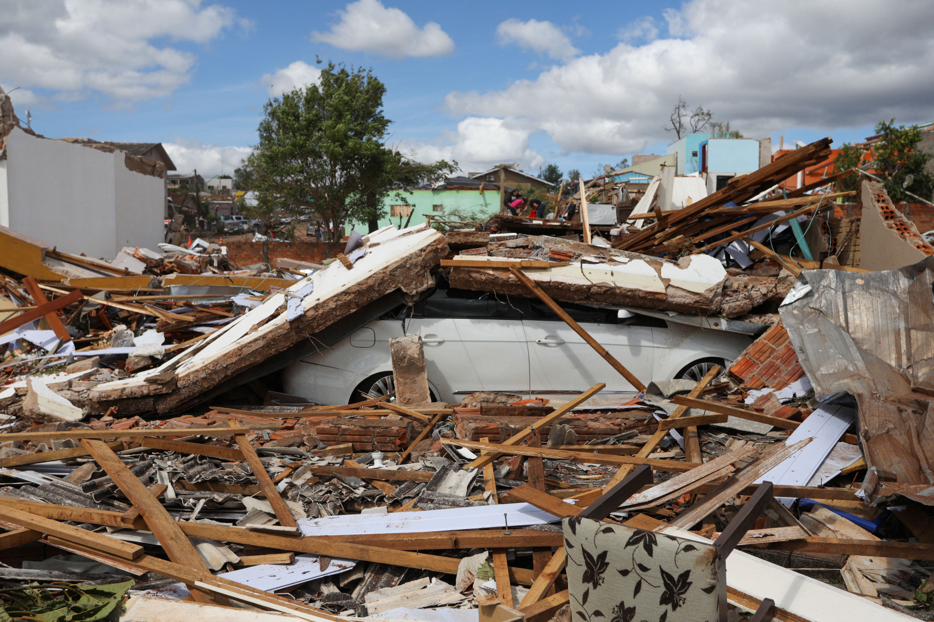 ￼RASTRO de destruição na cidade 
de Rio Bonito do Iguaçu, no Paraná (Foto: DANIEL CASTELLANO / AFP)