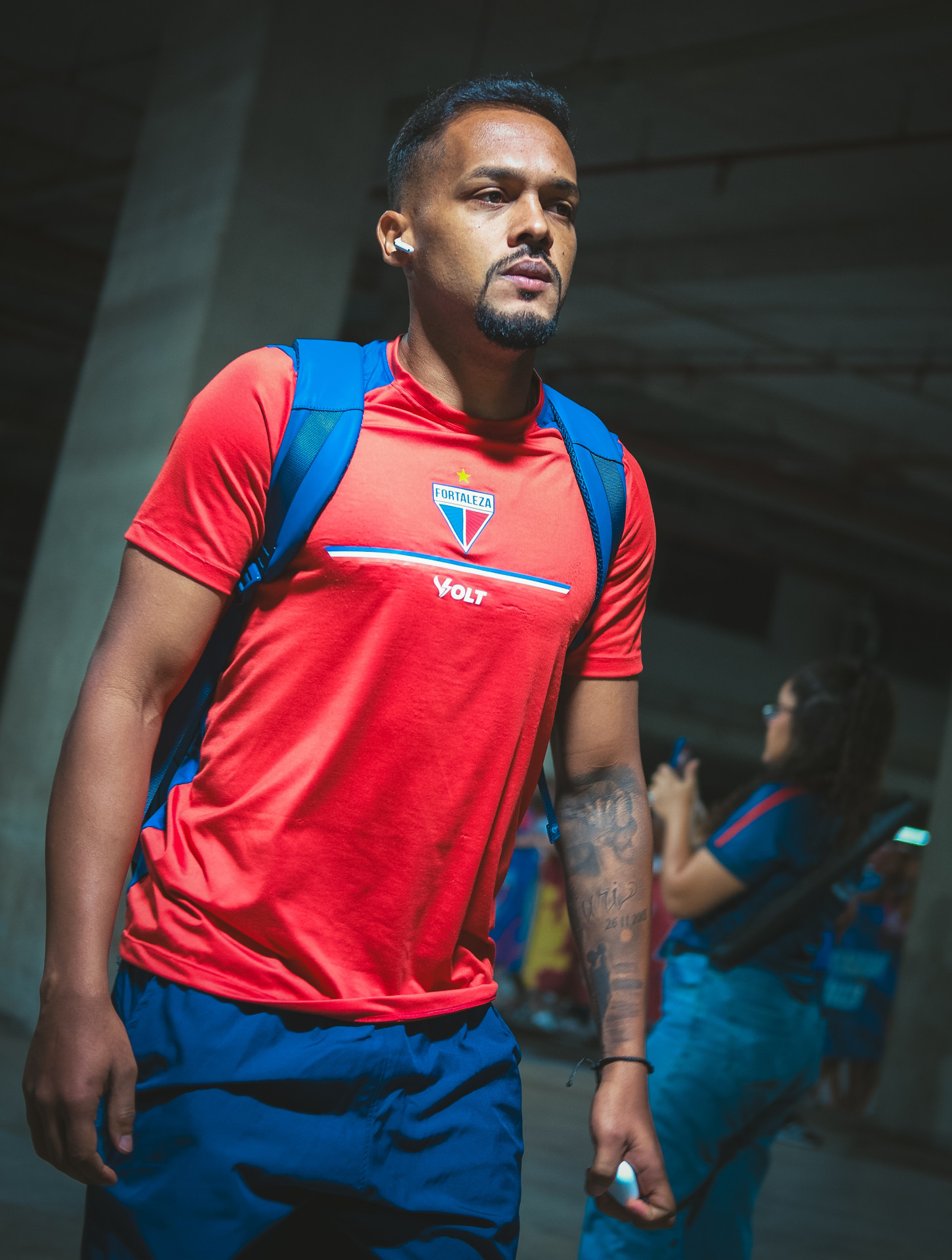 Lateral-esquerdo Bruno Pacheco na chegada ao Castelão para o jogo Fortaleza x Mirassol, pelo Campeonato Brasileiro Série A 2025 (Foto: Mateus Lotif/Fortaleza EC)