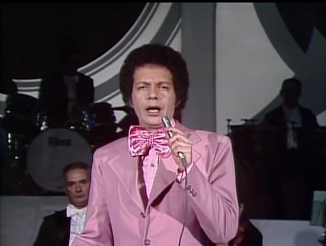 Antes de desenvolver seu estilo próprio, ele imitava seu ídolo Cauby Peixoto.