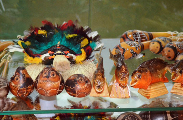 O artesanato local mistura influências indígenas e bolivianas, com peças em madeira, cerâmica e palha. Colares, máscaras, cestos e esculturas são vendidos em feiras e lojas da cidade. Cada peça carrega simbolismo e técnica ancestral. É uma forma de sustento para muitas famílias. Comprar artesanato é apoiar a cultura viva da região.