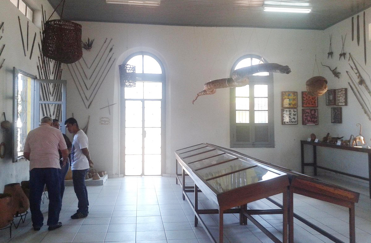 O Museu Municipal abriga peças da ferrovia, documentos históricos e artefatos indígenas. É um espaço modesto, mas essencial para entender a formação da cidade. O acervo inclui fotos raras, ferramentas dos operários e mapas da Madeira-Mamoré. Também há exposições sobre a cultura boliviana e a relação fronteiriça. É ponto obrigatório para quem busca contexto histórico.