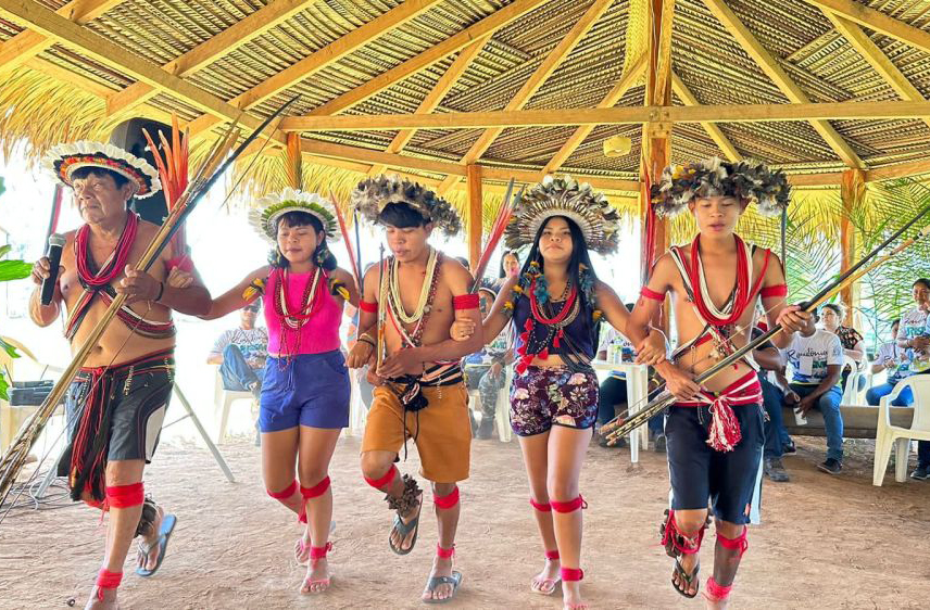 Guajará-Mirim abriga diversas comunidades indígenas, como os Wari’ e os Oro Nao. Essas populações mantêm tradições ancestrais e vivem em áreas protegidas próximas à cidade. É possível visitar aldeias com autorização e conhecer rituais, artesanato e culinária típica. A presença indígena é parte vital da identidade local. O respeito à cultura é essencial para qualquer visitante.