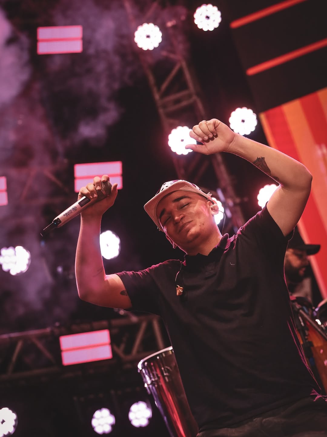 O grande salto veio em 2021, quando sua canção “Meu Pedaço de Pecado viralizou em plataformas como TikTok e Spotify.
