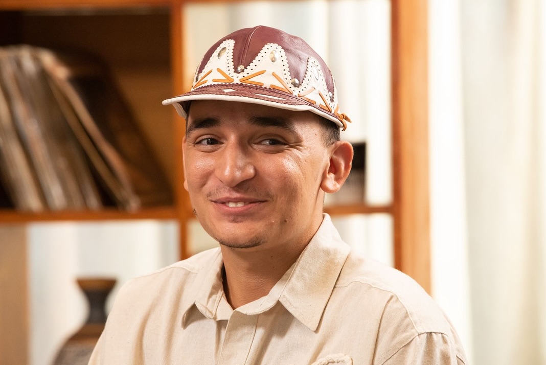 Além dessas, faixas como “Metade de Mim”, “Tá Sofrendo Porque Quer”, “Meu Cafofo” e “Aquelas Coisas” estão entre as mais conhecidas.
