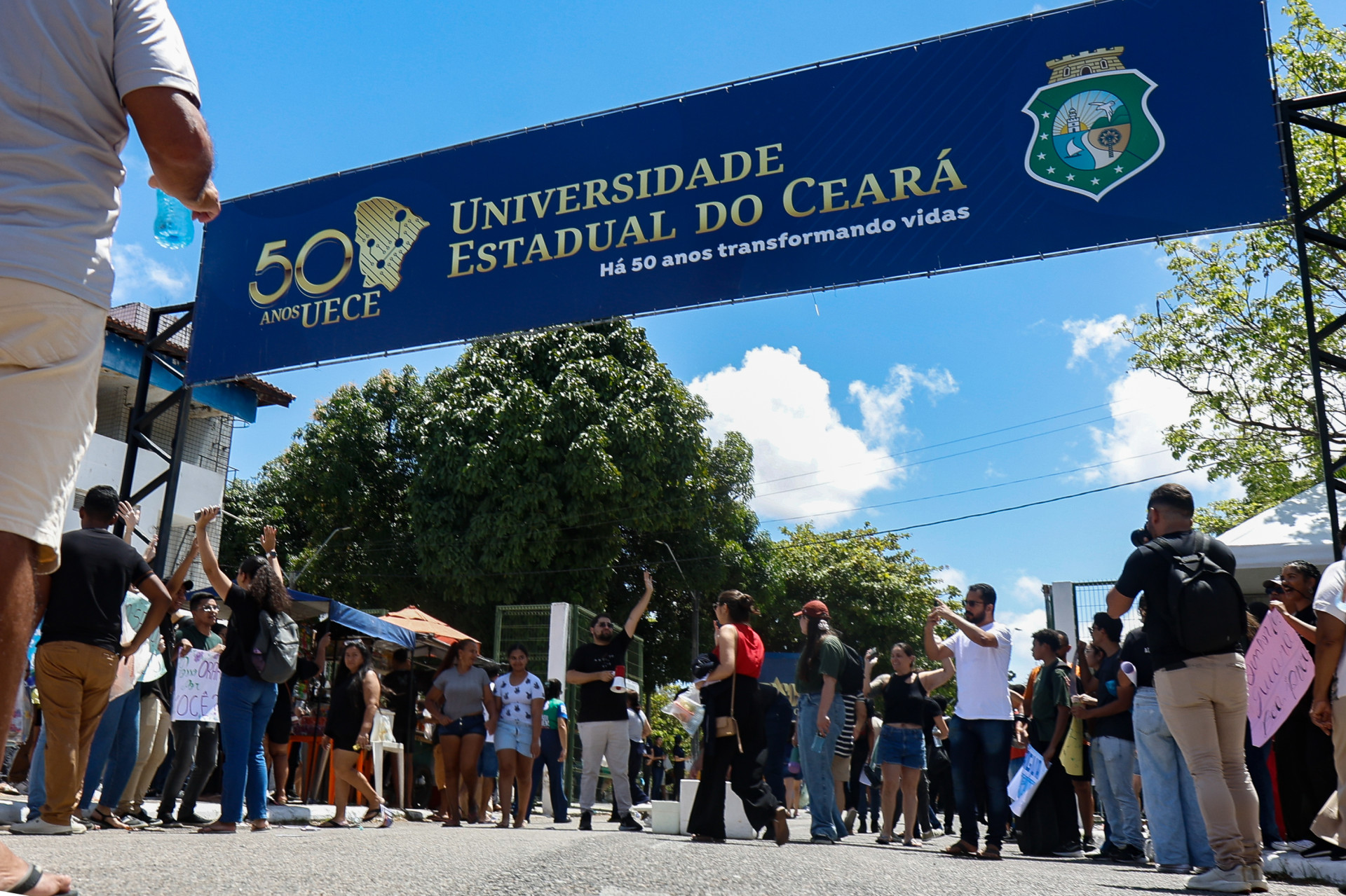 Uece espera 10.881 candidatos, que irão disputar as 2.880 vagas disponíveis. Aplicação da segunda fase da prova continuará na segunda-feira, 1º (Foto: DANIEL GALBER/ESPECIAL PARA O POVO)