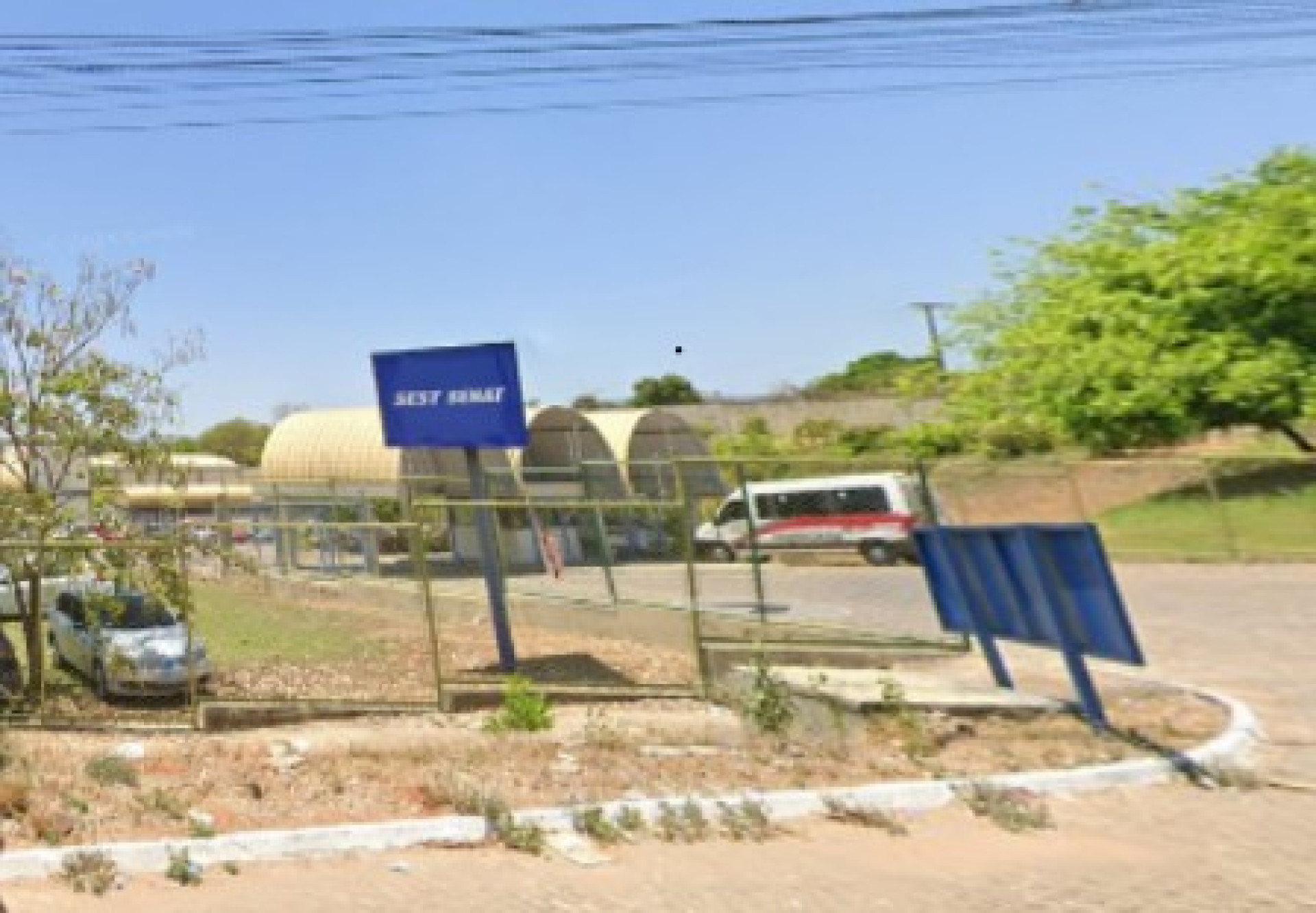 A vítima de 36 anos é professora de esportes e foi atacada por um aluno  (Foto: Reprodução/Google Street View)