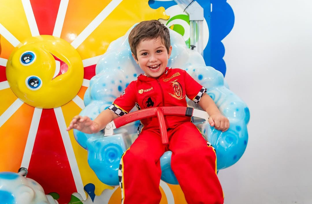 Antonio Enrico, o primogênito, nasceu em 1º de novembro de 2020. Sthefany descreve o filho como inteligente, carinhoso e cheio de personalidade. Ela compartilha momentos do cotidiano com ele nas redes sociais e não abre mão de valorizar a educação afetiva e o diálogo com os filhos. Enrico é seu companheiro inseparável nas aventuras da maternidade.