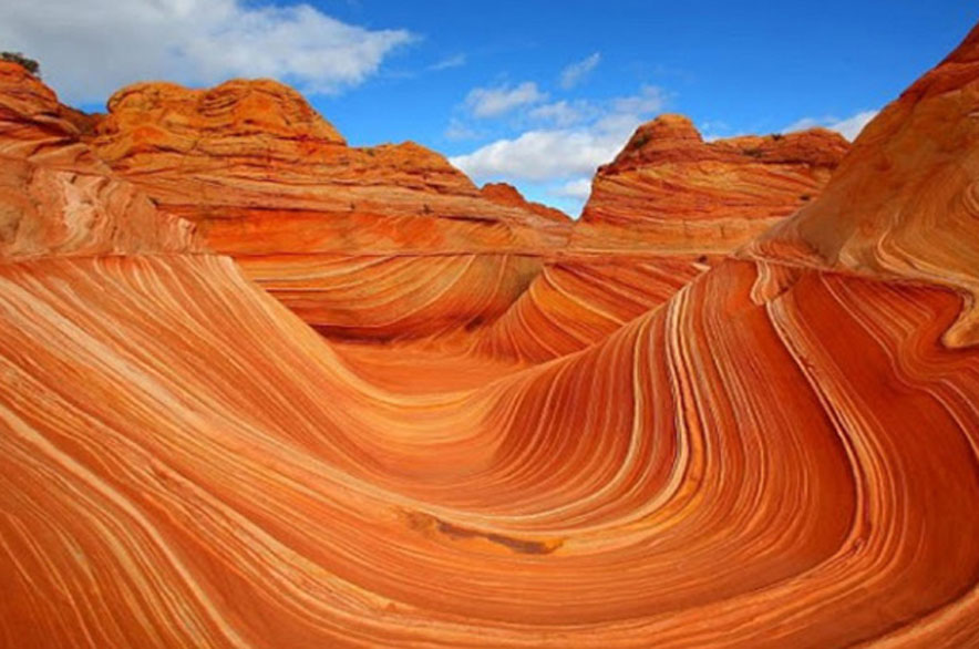 The Wave (A Onda) (Estados Unidos) - Essa formação geológica de arenito fica numa região de penhascos e cânions no Arizona. O formato de onda do desenho se deve à erosão causada pela água e pelo vento. A administração do parque só permite 20 visitantes por dia. 