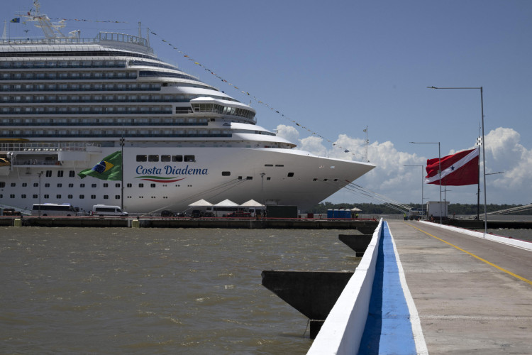 Dois navios de cruzeiro imponentes se destacam sobre um porto tranquilo na Amazônia brasileira, onde cerca de 50 mil pessoas estão reunidas para uma conferência climática da ONU. Com capacidade para 6 mil pessoas, os gigantes vieram da Europa para a cidade ribeirinha de Belém, no litoral norte do Brasil, para servir como hotéis flutuantes.
