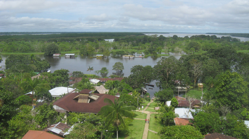 Vista de Puerto Nariño e de parte do rio Amazonas. Os únicos veículos autorizados a circular na cidade são o trator que coleta o lixo e a ambulância para emergências médicas 