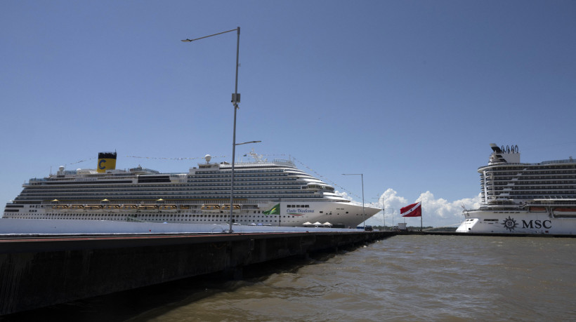 Uma vista geral mostra navios de cruzeiro atracados no Porto de Outeiro, que estão hospedando as delegações que participam da COP30, a Conferência das Nações Unidas sobre Mudanças Climáticas, em Belém.