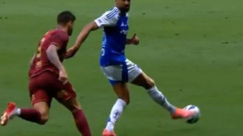 Zagueiro da Raposa se notabiliza em lance que disputa espaço com Everaldo, do Fluminense, e reproduz gesto característico do ex-jogador