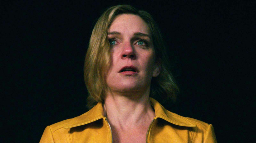 Nos dois primeiros episódios da série Pluribus, Vince Gilligan transforma a alegria coletiva em ameaça silenciosa e Rhea Seehorn brilha numa distopia poética e provocadora.

