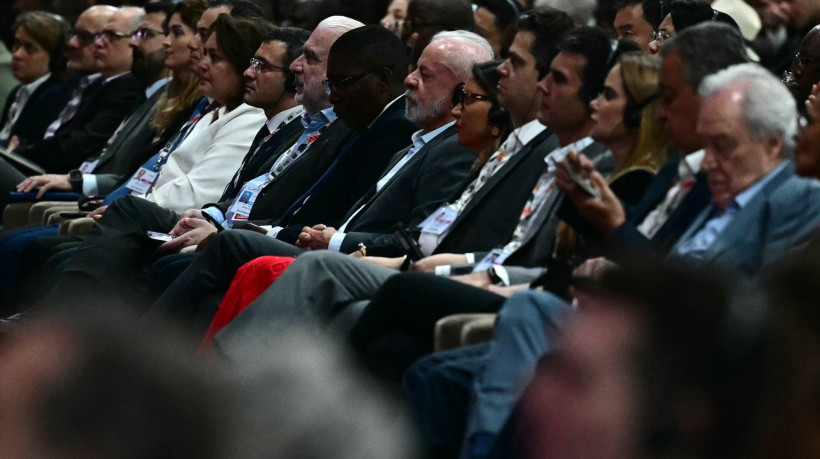 O presidente do Brasil, Luiz Inácio Lula da Silva (ao centro), participa da cerimônia de abertura da COP30, a Conferência das Nações Unidas sobre Mudanças Climáticas. O evento acontece de 10 a 21 de novembro, e os 50 mil participantes terão a difícil tarefa de evitar o colapso da cooperação global em relação às mudanças climáticas.