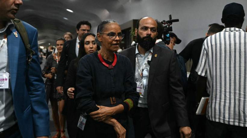 A ministra do Meio Ambiente do Brasil, Marina Silva, caminha ao chegar para participar da cerimônia de abertura da COP30, a Conferência das Nações Unidas sobre Mudanças Climáticas, em Belém.