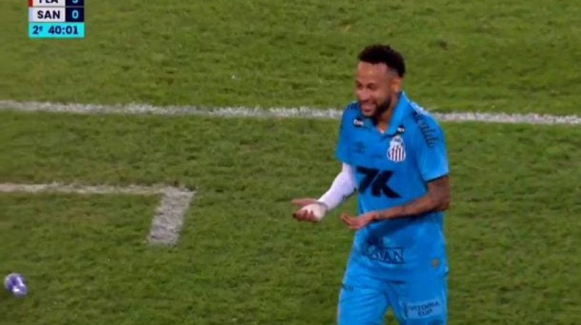 Camisa 10 protestou veementemente contra a arbitragem da derrota santista por 3 a 2 para o Rubro-Negro, pela 33ª rodada do Brasileirão