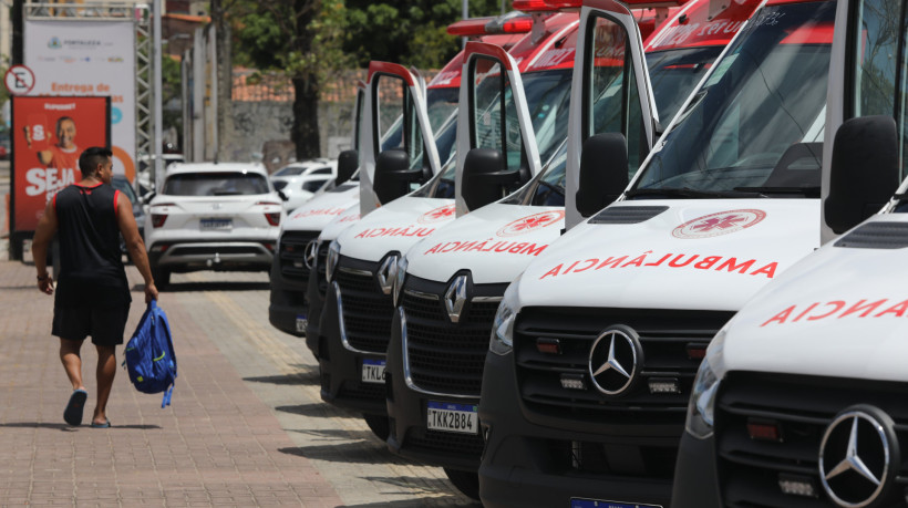 Prefeitura de Fortaleza entrega frota renovada de ambulâncias