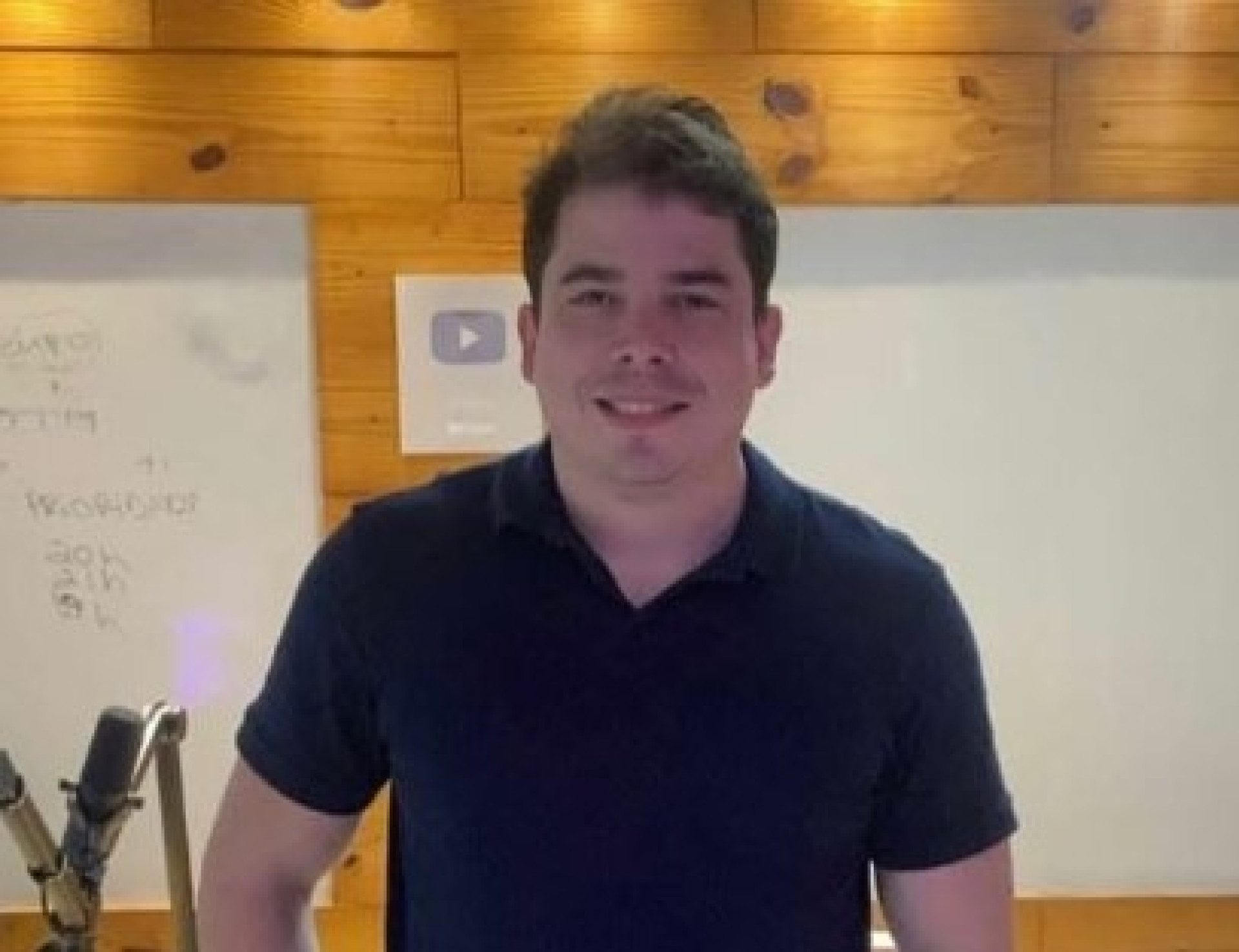 O criador da rede social Poosting é Afonso Alcântara, 37, que também é cientista da Inteligência Artificial; saiba mais sobre o empresário (Foto: Reprodução/Instagram/@afonsoalcantaraweb)