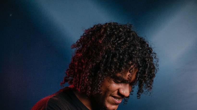 FORTALEZA, CEARÁ, BRASIL, 11-11-2025: Na foto, o rapper Snartt, de 21 anos, que irá competir como representante nacional no Duelo de MC's Nacional, em Belo Horizonte. (Foto: Fernanda Barros/ O Povo) (Foto: FERNANDA BARROS)