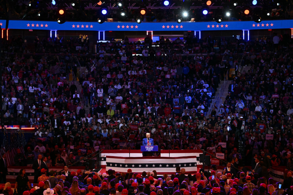 Então candidato à presidência dos Estados Unidos, Donald Trump discursou em comício na cidade de Nova York, na Arena Madison Square Garden em outubro de 2024(Foto: ANGELA WEISS / AFP)