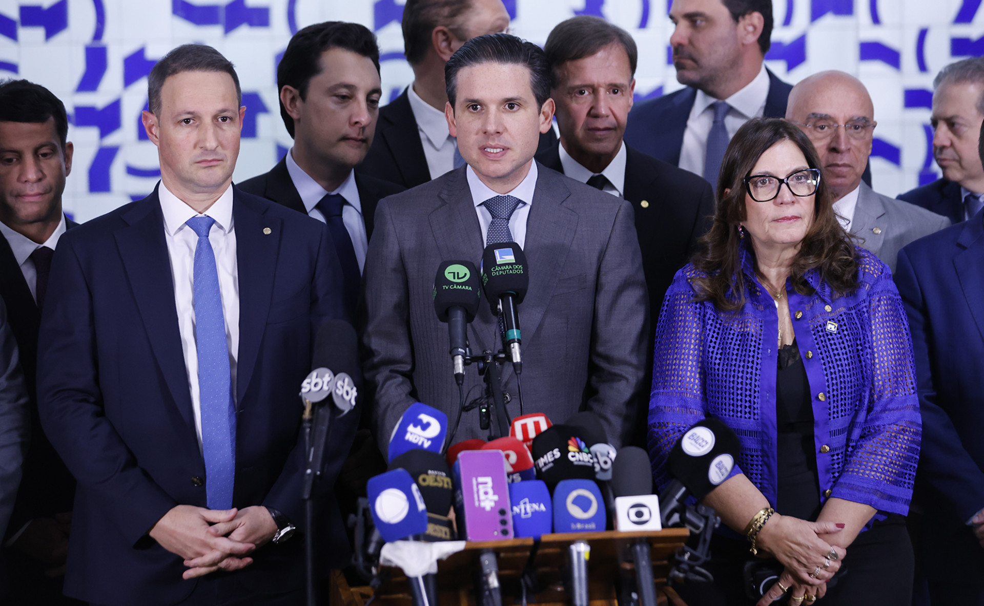 HUGO Motta com Derrite, relator do projeto antifacção, e líderes partidários
 (Foto: Marina Ramos/Câmara dos Deputados)