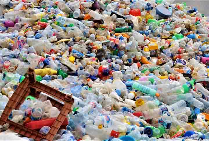 Além disso, o descarte inadequado pode entupir bueiros e agravar enchentes nas cidades. Reduzir o consumo, reutilizar e reciclar são ações essenciais para diminuir seus impactos ambientais.