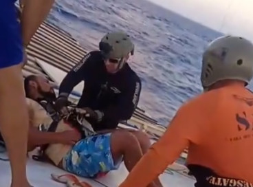 Ação de resgate de pescador no mar 