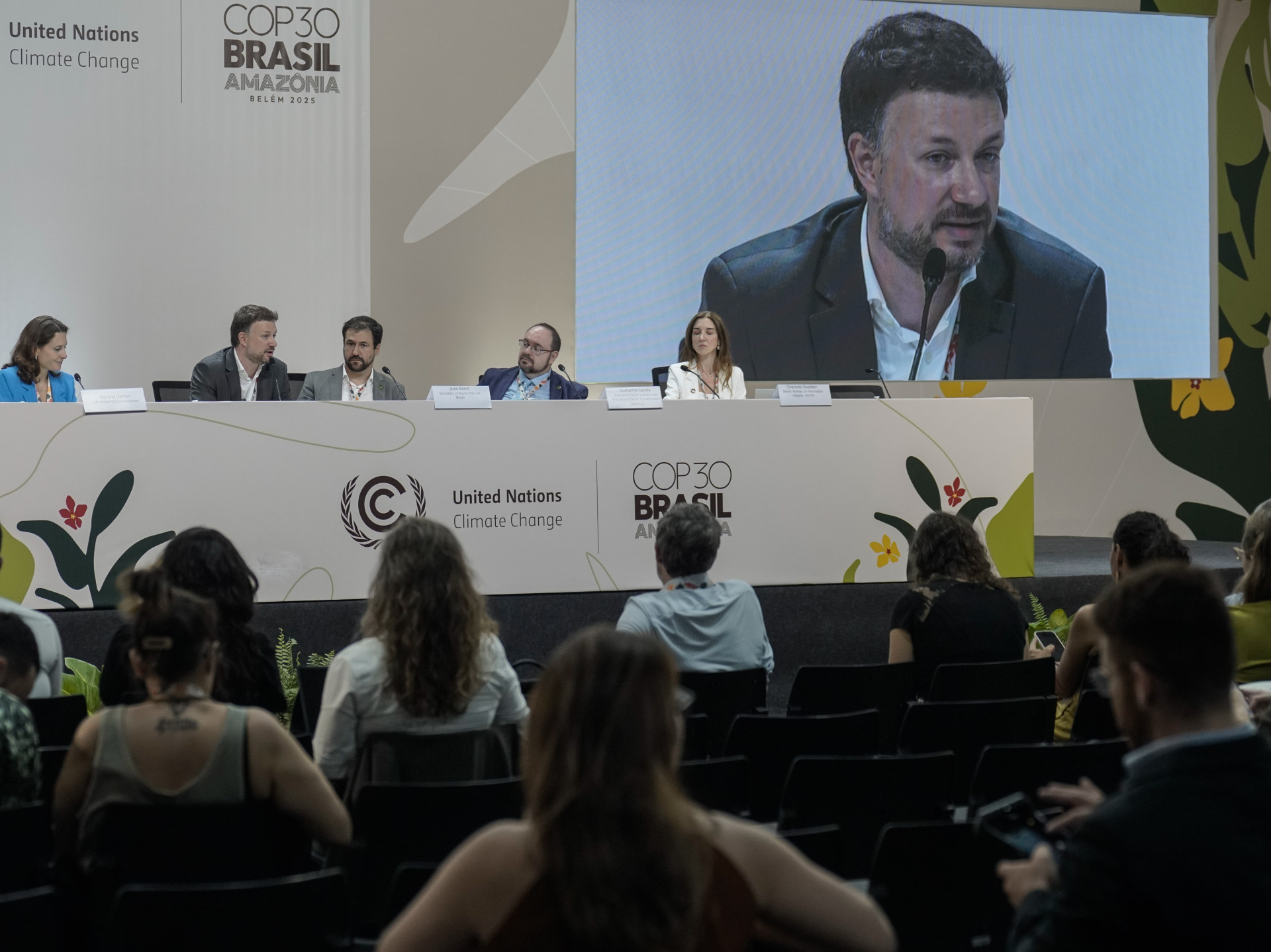 A ação deve ir além de falsas informações, segundo Brant  (primeiro à esquerda) (Foto: Rafa Neddermeyer/COP30 Brasil Amazônia/PR)