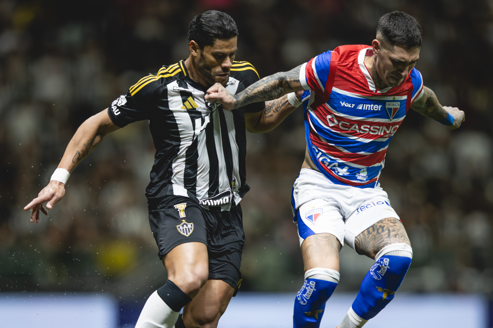 Disputa ente Hulk, do Atlético-MG, e Gastón Ávila, do Fortaleza (Foto: Pedro Souza/Atlético)