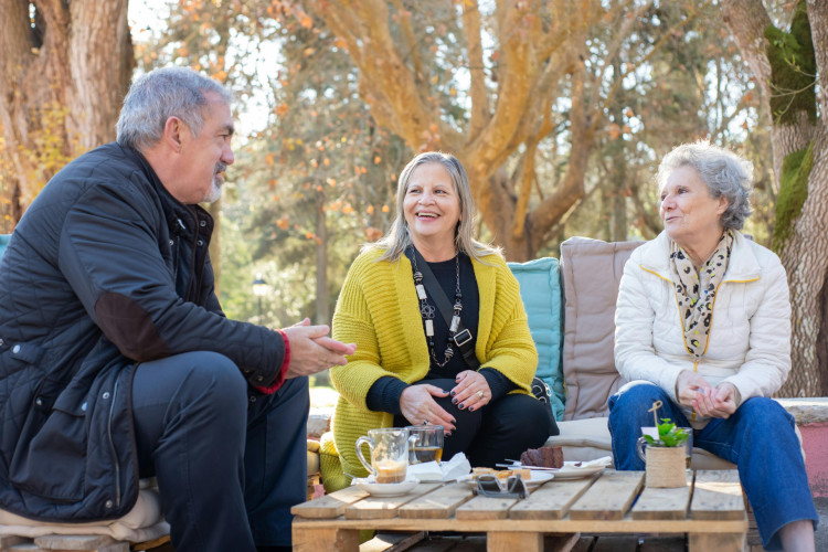 Amizades satisfazem necessidades sociais básicas como conexão, autonomia e autoeficácia