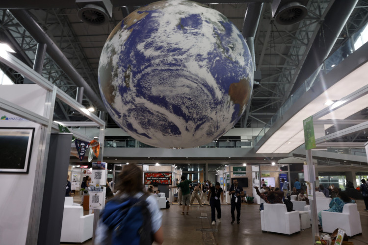 Globo terresta pendurado no teto de pavilh&atilde;o da Blue Zone na Confer&ecirc;ncia das Na&ccedil;&otilde;es Unidas sobre Mudan&ccedil;as Clim&aacute;ticas (COP 30), em Bel&eacute;m
