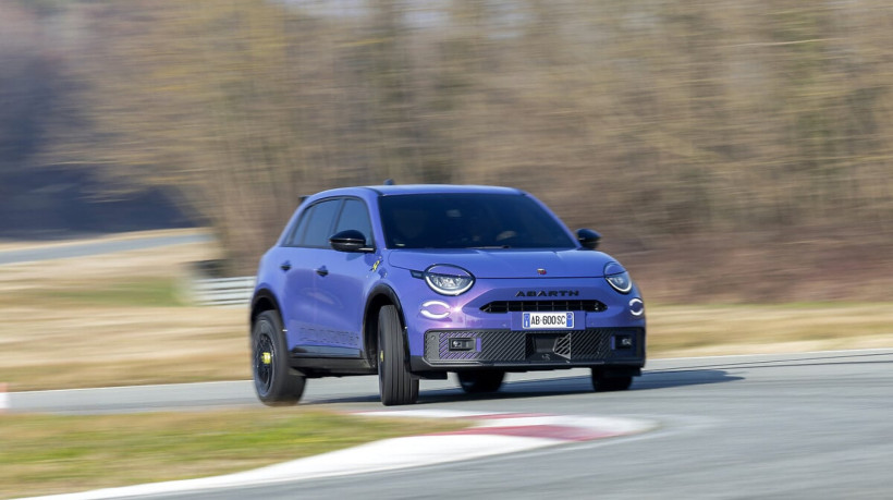 Fastback Abarth 2026 será apresentado oficialmente no Salão do Automóvel de SP
