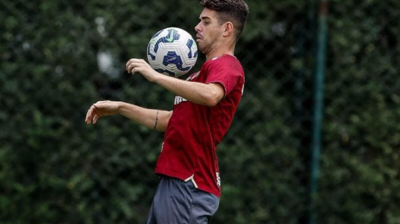 Clube afirma que jogador está bem e estável. Expectativa é que o meia permaneça internado por pelo menos mais um dia