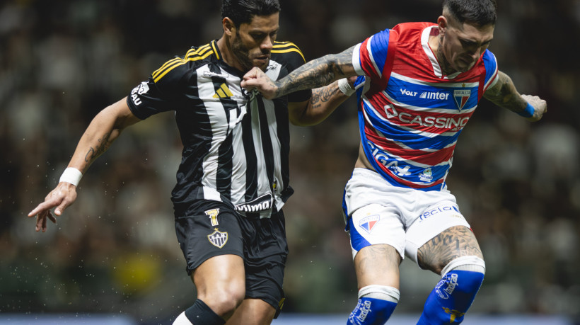 Disputa ente Hulk, do Atlético-MG, e Gastón Ávila, do Fortaleza