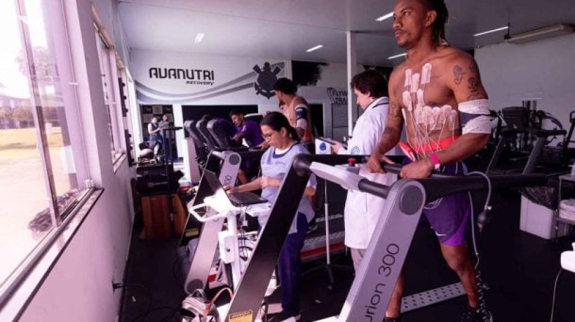 Jogadores passaram por baterias de testes, como coleta de sangue, testes de força e controle da frequência cardíaca 