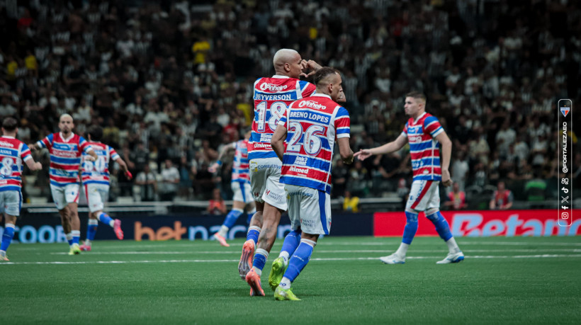 Deyverson, do Fortaleza, comemora gol marcado diante do Atlético-MG