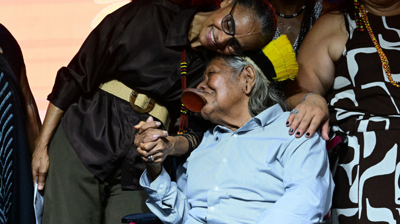 O líder indígena e ambientalista brasileiro Cacique Raoni, ao lado da ministra Marina Silva, participa da COP30, a Conferência das Nações Unidas sobre Mudanças Climáticas, em Belém