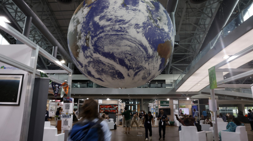 Globo terresta pendurado no teto de pavilhão da Blue Zone na Conferência das Nações Unidas sobre Mudanças Climáticas (COP 30), em Belém