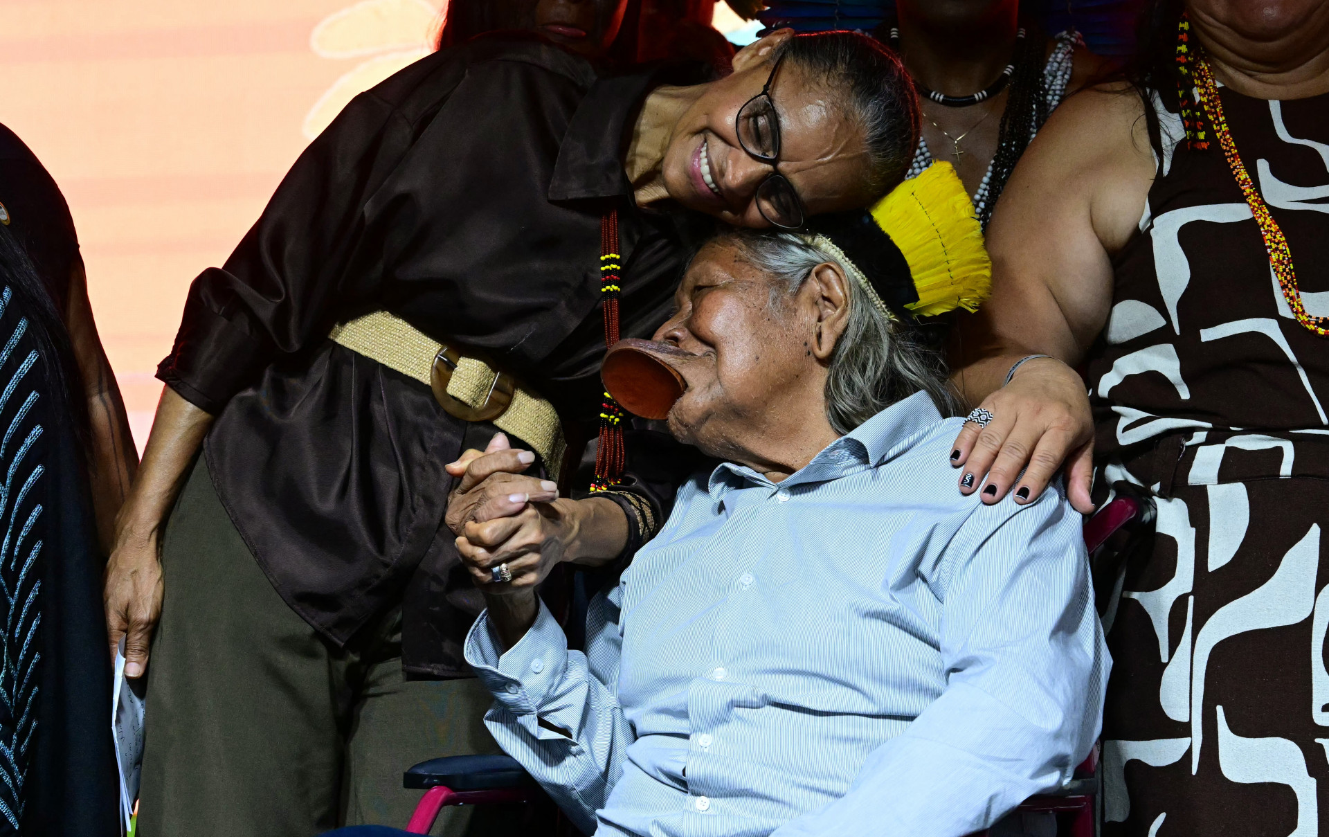 O líder indígena e ambientalista brasileiro Cacique Raoni, ao lado da ministra Marina Silva, participa da COP30, a Conferência das Nações Unidas sobre Mudanças Climáticas, em Belém (Foto: PABLO PORCIUNCULA / AFP)