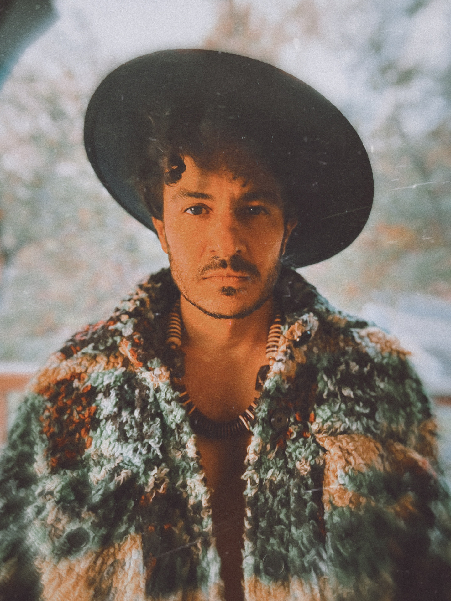 {'nm_midia_inter_thumb1':'https://www.opovo.com.br/_midias/jpg/2025/11/12/263x156/1_credits___pops_magellan-37893574.jpg', 'id_midia_tipo':'undefined', 'id_tetag_galer':'1', 'id_midia':'6914d5f18fd98', 'cd_midia':37893574, 'ds_midia_link': 'https://www.opovo.com.br/_midias/jpg/2025/11/12/credits___pops_magellan-37893574.jpg', 'ds_midia': '', 'ds_midia_credi': 'Pops Magellan', 'ds_midia_titlo': '', 'cd_tetag': '103085', 'cd_midia_w': '1439', 'cd_midia_h': '1920', 'align': 'Clear', 'midias': [37893574], 'ds_midma_legen': {'0': '','37893574': 'A paixão de Artur Menezes pelo blues o levou até o berço do estilo'}}