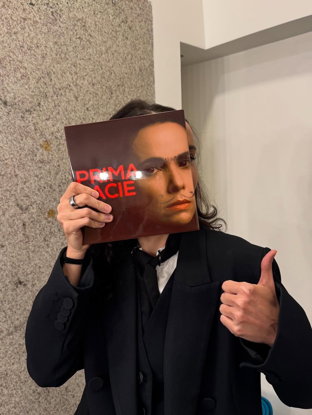 Débora Falabella encerrará 2025 em alta. O monólogo “Prima Facie” lhe rendeu seis prêmios importantes, entre eles Shell, APCA, APTR e Bibi Ferreira. e seguirá em turnê pelo país em 2026, se depender dela.
