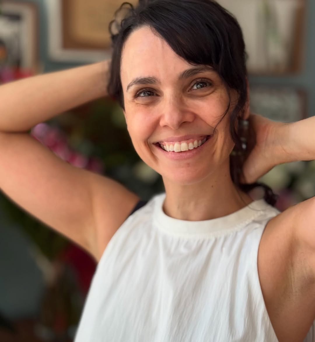 Mãe de Nina, nascida em 2009, Débora afirma manter uma convivência harmoniosa com o ex-marido, o músico Chuck Hipólitho. De acordo com a atriz, a criação compartilhada da filha funciona bem devido à compreensão e à boa comunicação entre eles.