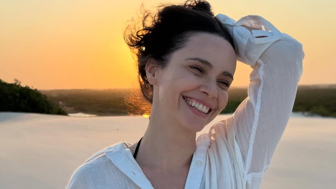 Reconhecida por sua dedicação e consistência artística, Débora Falabella segue como uma das principais atrizes do país, com carreira sólida no teatro, no cinema e na televisão.
