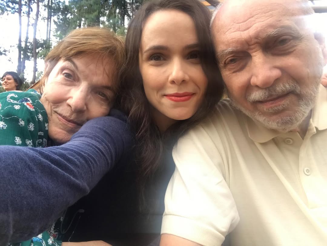 Débora Falabella nasceu em 22 de fevereiro de 1979, em Belo Horizonte, Minas Gerais. Filha do ator Rogério Falabella e da cantora lírica Maria Olympia, cresceu em ambiente artístico, cercada por teatro e música.
