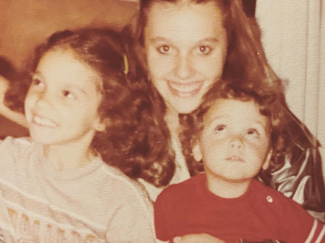 É irmã da atriz Cynthia Falabella e da produtora Júnia Falabella.