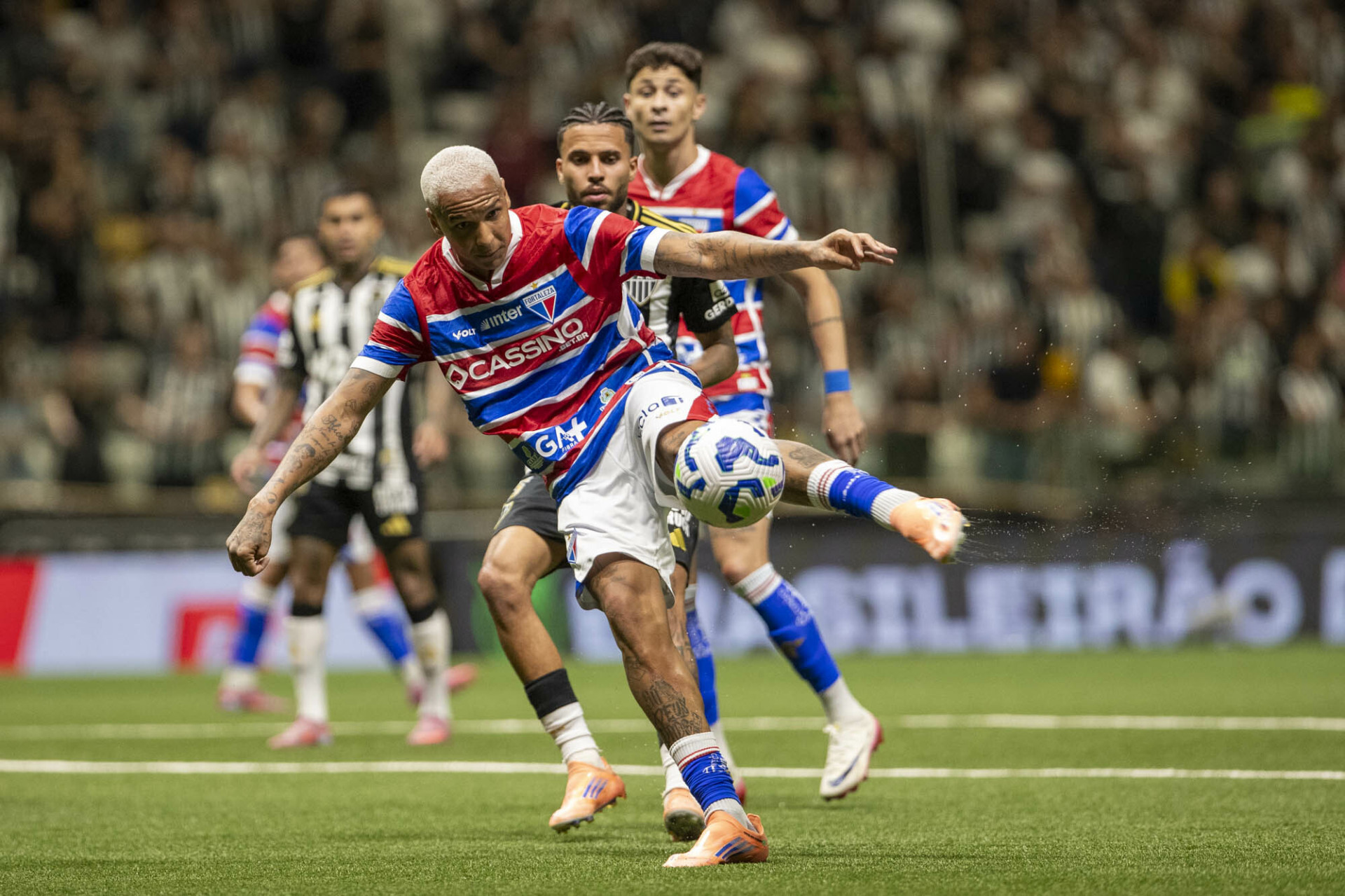 Deyverson marcou os três gols do Fortaleza contra o Atlético-MG, clube que defendia no início do ano
 (Foto: FERNANDO MORENO/AGIF/ESTADÃO CONTEÚDO)
