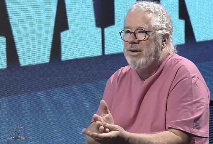 O gestor cultural Afonso Borges, líder do movimento, critica o invólucro plástico como um símbolo de uma grave contradição.