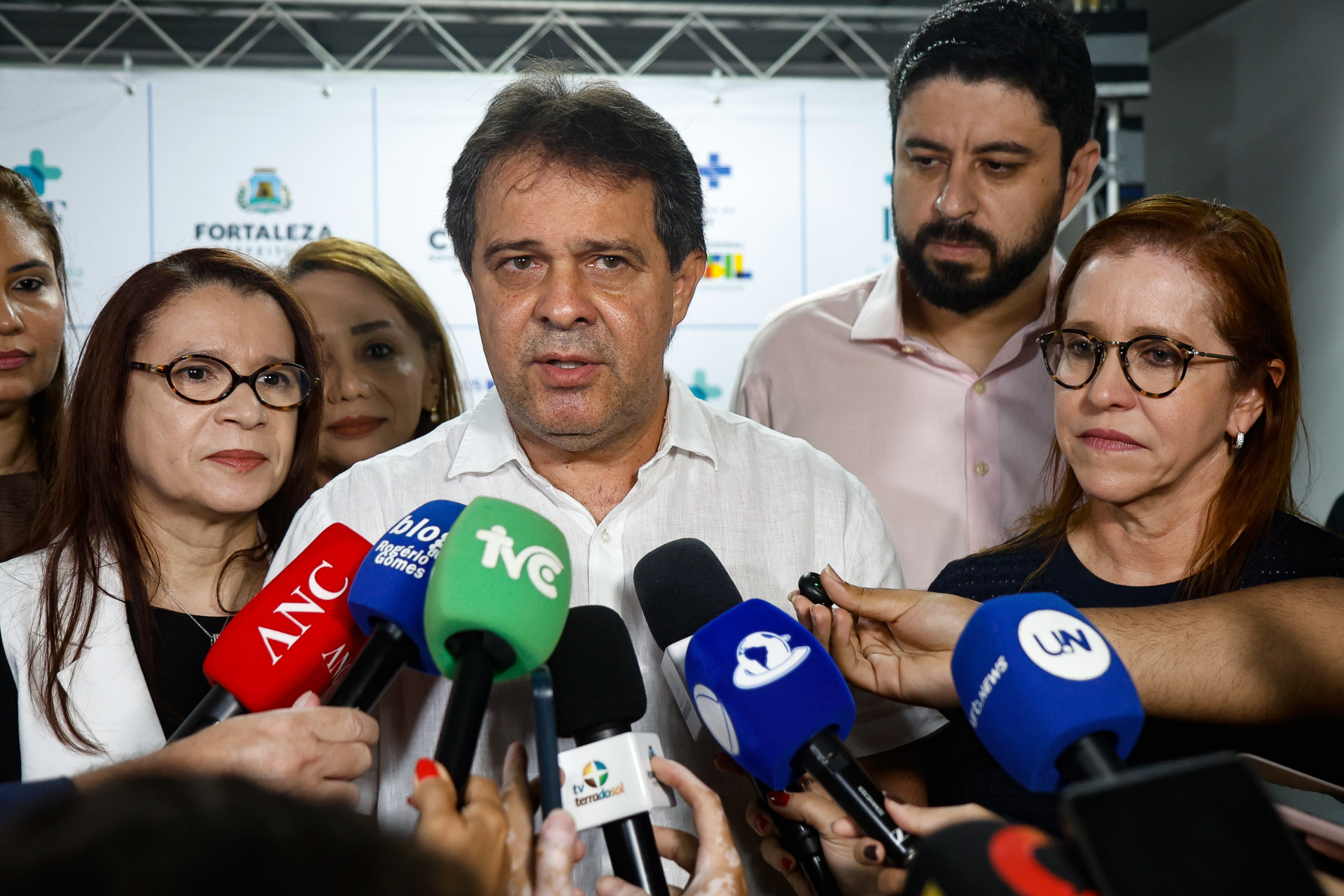 FORTALEZA, CEARÁ,  BRASIL- 12.11.2025:.Tânia Mara - Secretária da Saúde do Ceará, João Gilberto Gomes -  superintendente do Instituto Doutor José Frota (IJF), Riane Azevedo -  Secretária Municipal da Saúde, Evandro Leitão - Prefeito de Fortaleza. A Prefeitura de Fortaleza entrega, nesta quarta-feira (12/11), mais 27 leitos de enfermaria requalificados no Instituto Dr. José Frota (IJF). A reestruturação da Unidade 12 de Enfermagem faz parte do programa Saúde que Cuida, que integra o Plano Fortaleza Inclusiva. (Daniel Galber/Especial para O POVO) (Foto: DANIEL GALBER/ESPECIAL PARA O POVO)