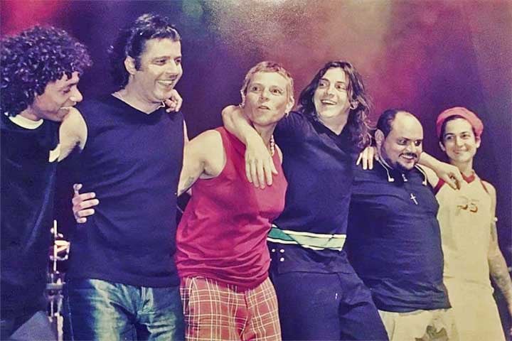 Mesmo após sua partida, a força de sua obra continuou crescendo. Em 2002, foi lançado o álbum póstumo “Dez de Dezembro”, com gravações inéditas. Desde então, Cássia tem sido lembrada em shows tributo, documentários e projetos musicais, como o espetáculo “Cássia Eller – O Musical” (2014), que percorreu o país com enorme sucesso.
