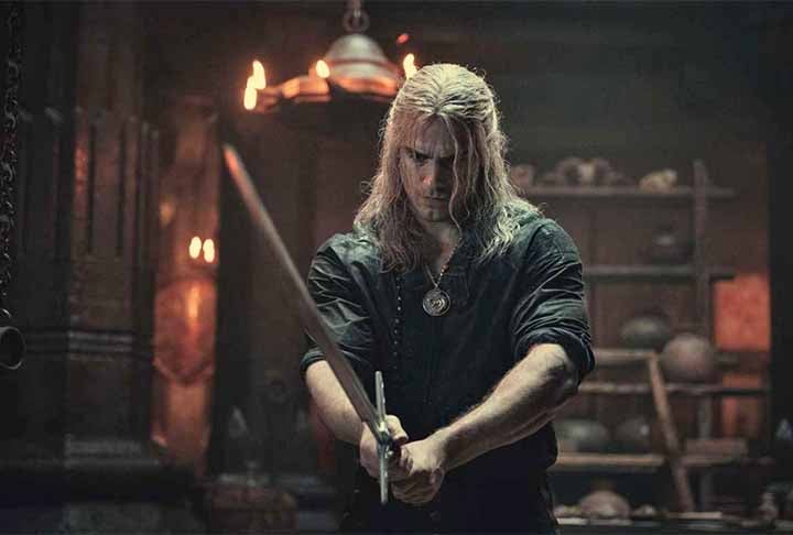 Em entrevista à revista SFX, o ator contou que o elenco recebeu o australiano de braços abertos após a saída de Henry Cavill e destacou a dedicação do colega. Segundo Batey, Hemsworth chegou ao set com diversas ideias para o roteiro e grande envolvimento nas discussões criativas.